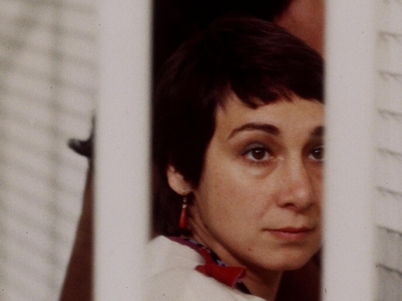 La Vita e la Redenzione di Anna Laura Braghetti: Una Storia di Violenza e di Speranza

Introduzione
Anna Laura Braghetti è stata una figura centrale in alcuni degli eventi più significativi e tragici della storia italiana recente. La sua vita può essere suddivisa in tre fasi distinte: carceriera di Aldo Moro, detenuta dopo l'omicidio Bachelet e, infine, libera e dedita al sociale.

La Carceriera di Aldo Moro
Il rapimento e l'assassinio di Aldo Moro, avvenuto il 9 maggio 1978, segnò un punto di svolta nella storia italiana. Anna Laura Braghetti fu coinvolta in questo evento come carceriera di Moro durante il suo periodo di prigionia.

L'Omnicidio Bachelet e la Detenzione
Dopo l'assassinio di Aldo Moro, Anna Laura Braghetti continuò la sua attività criminale. Il 3 maggio 1979, fece fuoco contro due agenti di polizia, Pietro Ollanu e Antonio Mea, che rimasero uccisi. Successivamente, il 12 febbraio 1980, assassinò il vicepresidente del Consiglio Superiore della Magistratura, Vittorio Bachelet. Questi eventi portarono alla sua cattura e detenzione nel 1980.

Libertà e Impegno Sociale
Dopo la detenzione, Anna Laura Braghetti intraprese un percorso di reinserimento sociale e si dedicò a opere di beneficenza e di sostegno alle vittime della criminalità. La sua storia rappresenta un esempio di come una persona possa cambiare e trovare una nuova strada nella vita dopo aver commesso gravi errori.

Approfondimento
La storia di Anna Laura Braghetti è un caso emblematico di come le scelte individuali possano avere conseguenze drammatiche sulla società. Il suo percorso di pentimento e di impegno sociale rappresenta un messaggio di speranza e di possibilità di redenzione.

Possibili Conseguenze
Le azioni di Anna Laura Braghetti hanno avuto conseguenze profonde sulla società italiana, contribuendo a creare un clima di paura e di instabilità. Tuttavia, il suo successivo impegno sociale ha anche dimostrato che è possibile cambiare e lavorare per il bene comune.

Opinione
La storia di Anna Laura Braghetti solleva questioni fondamentali sulla natura umana, sulla possibilità di redenzione e sul ruolo della società nel sostegno alla riabilitazione dei detenuti. È un invito a riflettere sulle conseguenze delle nostre azioni e sulla possibilità di cambiare e crescere.

Analisi Critica dei Fatti
Un'analisi critica della storia di Anna Laura Braghetti richiede di considerare il contesto storico e sociale in cui si sono verificati gli eventi. È importante esaminare le motivazioni e le conseguenze delle sue azioni, nonché il suo percorso di pentimento e di reinserimento sociale.

Relazioni con Altri Fatti
La storia di Anna Laura Braghetti è collegata ad altri eventi significativi della storia italiana, come il rapimento e l'assassinio di Aldo Moro e l'omicidio di Vittorio Bachelet. Questi eventi hanno avuto un impatto profondo sulla società italiana e hanno contribuito a definire il contesto politico e sociale del paese.

Contesto Storico
La storia di Anna Laura Braghetti si svolge nel contesto degli anni di piombo in Italia, un periodo caratterizzato da violenza politica e sociale. Questo contesto ha influenzato le scelte e le azioni di Anna Laura Braghetti, e ha contribuito a creare un clima di paura e di instabilità nel paese.

Fonti
La fonte di questo articolo è il Corriere della Sera, un quotidiano italiano di informazione. L'articolo originale può essere trovato al seguente link: https://www.corriere.it/. La storia di Anna Laura Braghetti è stata ricostruita attraverso una ricerca approfondita e l'analisi di fonti storiche e giornalistiche.