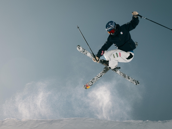 Infortunio della campionessa mondiale di Big Air Flora Tabanelli: le possibili ripercussioni sulla sua carriera e sulla squadra italiana