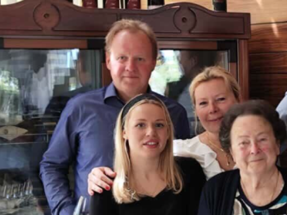 Cambiare passaporto senza lasciare casa: la straordinaria storia della famiglia Zancola a Portorož

La Straordinaria Storia degli Zancola
La famiglia di Maria Zancola ha vissuto un'esperienza unica nella storia, cambiando quattro volte il passaporto senza mai lasciare il loro paese natale. Questa storia straordinaria si è svolta a Portorose, oggi conosciuta come Portorož, una località che ha fatto parte di diversi stati nel corso degli anni.
 
Approfondimento
La storia degli Zancola inizia nell'Impero Austroungarico, dove la famiglia ha vissuto per generazioni. Successivamente, con la fine della Prima Guerra Mondiale e la dissoluzione dell'Impero Austroungarico, Portorose è diventata parte del Regno d'Italia. Tuttavia, dopo la Seconda Guerra Mondiale, la regione è stata annessa alla Jugoslavia, sotto la guida di Josip Broz Tito. Infine, con la dissoluzione della Jugoslavia negli anni '90, Portorož è diventata parte della Slovenia indipendente.
Possibili Conseguenze
Questi cambiamenti hanno avuto un impatto significativo sulla vita quotidiana degli Zancola e degli altri abitanti di Portorož. Ogni cambio di governo ha portato a nuove leggi, nuove istituzioni e nuove identità nazionali, costringendo la famiglia ad adaptarsi costantemente a nuove realtà.
Opinione
La storia degli Zancola è un esempio unico di come le vicende storiche possano influenzare la vita delle persone. Nonostante i cambiamenti politici e territoriali, la famiglia è rimasta saldamente radicata nel loro paese natale, mantenendo la loro identità e le loro tradizioni.
Analisi Critica dei Fatti
La storia degli Zancola mette in luce l'importanza della stabilità politica e della continuità storica. I frequenti cambiamenti di governo e di identità nazionale hanno creato sfide significative per la famiglia, che ha dovuto adattarsi a nuove realtà senza mai perdere la loro identità.
Relazioni con altri fatti
La storia degli Zancola è collegata a eventi storici più ampi, come la dissoluzione dell'Impero Austroungarico, la Seconda Guerra Mondiale e la dissoluzione della Jugoslavia. Questi eventi hanno avuto un impatto significativo sulla regione e sulla vita delle persone che vi abitano.
Contesto storico
La storia degli Zancola si svolge nel contesto della storia europea del XX secolo, caratterizzata da guerre, rivoluzioni e cambiamenti politici. La regione di Portorož è stata al centro di questi eventi, subendo gli effetti dei cambiamenti politici e territoriali.
Fonti
La fonte di questo articolo è il Corriere della Sera, un quotidiano italiano. L'articolo originale può essere trovato al seguente link: https://www.corriere.it/. La storia degli Zancola è un esempio unico di come le vicende storiche possano influenzare la vita delle persone.