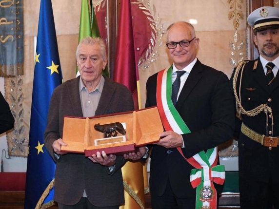 Robert De Niro a Roma: la sfida alla leadership di Trump e il desiderio di cambiamento negli Stati Uniti