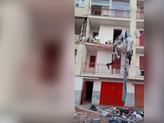 Devastazione a via Farina: video mostra detriti e palazzo sventrato dopo evento misterioso