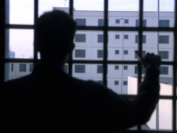 Familiari delle vittime contro la circolare del Dipartimento dell'Amministrazione Penitenziaria: una lettera aperta per la riabilitazione dei detenuti

Approfondimento
La recente circolare del Dipartimento dell'Amministrazione Penitenziaria (DAP) ha sollevato preoccupazioni tra i familiari delle vittime e gli operatori sociali che lavorano all'interno delle carceri. La limitazione delle attività che prevedono la partecipazione di persone esterne potrebbe avere un impatto negativo sulla riabilitazione dei detenuti e sulla loro reintegrazione nella società.

Possibili Conseguenze
Le conseguenze di questa circolare potrebbero essere gravi. La limitazione delle attività di riabilitazione e di sostegno potrebbe portare a un aumento della recidiva e a una diminuzione della sicurezza pubblica. Inoltre, la mancanza di opportunità di riabilitazione potrebbe aggravare le condizioni di vita all'interno delle carceri.

Opinione
Secondo gli esperti, la circolare del DAP sembra essere in contrasto con gli obiettivi di riabilitazione e di reintegrazione dei detenuti. La partecipazione di persone esterne alle attività nelle carceri potrebbe essere un elemento fondamentale per aiutare i detenuti a ricostruire la loro vita e a reintegrarsi nella società.

Analisi Critica dei Fatti
La circolare del DAP sembra essere stata emanata senza un'adeguata valutazione delle conseguenze. La limitazione delle attività che prevedono la partecipazione di persone esterne potrebbe essere vista come una misura di sicurezza, ma potrebbe anche essere considerata una violazione dei diritti dei detenuti.

Relazioni con altri fatti
La circolare del DAP si inserisce in un contesto più ampio di politiche penitenziarie che hanno sollevato critiche e preoccupazioni. La gestione delle carceri e la riabilitazione dei detenuti sono questioni complesse che richiedono un approccio olistico e una valutazione attenta delle conseguenze.

Utilità pratica
La lettera dei familiari delle vittime potrebbe essere vista come un tentativo di sollevare l'attenzione sulle conseguenze della circolare del DAP. La limitazione delle attività che prevedono la partecipazione di persone esterne potrebbe avere un impatto negativo sulla vita dei detenuti e sulla sicurezza pubblica.

Contesto storico
La gestione delle carceri e la riabilitazione dei detenuti sono questioni che hanno una lunga storia. La circolare del DAP si inserisce in un contesto di politiche penitenziarie che hanno sollevato critiche e preoccupazioni nel corso degli anni.

Fonti
La fonte di questo articolo è il Corriere della Sera. La lettera dei familiari delle vittime è stata pubblicata sul sito web del Corriere della Sera e può essere consultata al seguente link: https://www.corriere.it/