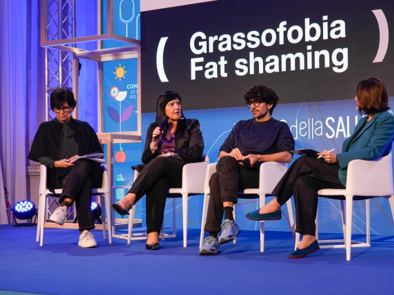 L'importanza del linguaggio rispettoso nella lotta contro l'obesità: perché le parole contano nella cura di questa malattia

Approfondimento
L'obesità è una condizione medica complessa che richiede un approccio olistico e un supporto adeguato. Utilizzare un linguaggio rispettoso e consapevole può aiutare a ridurre gli ostacoli che le persone con obesità devono affrontare nel loro percorso di cura, migliorando la loro qualità di vita e aumentando le possibilità di successo dei trattamenti.

Possibili Conseguenze
L'uso di parole ostili o stigmatizzanti può avere conseguenze negative sulla salute mentale e fisica delle persone con obesità, aumentando il rischio di depressione, ansia e riducendo la loro capacità di chiedere aiuto e di aderire ai trattamenti. È fondamentale essere consapevoli di questi rischi e adottare un linguaggio che promuova il rispetto e l'inclusione.

Opinione
È fondamentale promuovere una cultura del rispetto e dell'inclusione, evitando di utilizzare termini che possano essere percepiti come offensivi o discriminatori. Questo può aiutare a creare un ambiente più supportivo per le persone con obesità, migliorando la loro autostima e aumentando la loro capacità di affrontare la malattia con successo.

Analisi Critica dei Fatti
La stigmatizzazione dell'obesità è un problema complesso che richiede un'analisi critica dei fattori sociali, culturali e economici che la influenzano. È importante riconoscere che l'obesità è una malattia multifattoriale e che le persone che ne sono affette meritano rispetto, comprensione e supporto. È fondamentale considerare i fattori di rischio e le conseguenze a lungo termine dell'obesità, nonché le strategie di prevenzione e trattamento più efficaci.

Relazioni con altri fatti
L'obesità è spesso associata ad altre condizioni di salute, come il diabete, le malattie cardiovascolari e alcuni tipi di cancro. È importante considerare questi fattori quando si affronta la questione dell'obesità e del linguaggio utilizzato per descriverla. La comprensione di queste relazioni può aiutare a sviluppare strategie di prevenzione e trattamento più efficaci e a migliorare la qualità di vita delle persone con obesità.

Utilità pratica
Utilizzare un linguaggio rispettoso e consapevole può aiutare a migliorare la comunicazione tra i professionisti sanitari, le persone con obesità e la società in generale. Ciò può contribuire a ridurre la stigmatizzazione e a promuovere un approccio più efficace alla prevenzione e al trattamento dell'obesità. È fondamentale adottare un linguaggio che promuova il rispetto e l'inclusione, evitando di utilizzare termini che possano essere percepiti come offensivi o discriminatori.

Contesto storico
La percezione dell'obesità è cambiata nel corso della storia, passando da una condizione considerata un segno di ricchezza e prosperità a una malattia riconosciuta come tale. È importante considerare questo contesto storico quando si affronta la questione del linguaggio utilizzato per descrivere l'obesità. La comprensione di questo contesto può aiutare a sviluppare strategie di prevenzione e trattamento più efficaci e a migliorare la qualità di vita delle persone con obesità.

Fonti
Questo articolo è basato su informazioni disponibili sul sito Corriere della Sera. Per ulteriori informazioni, si consiglia di visitare il sito ufficiale e di consultare le fonti originali.