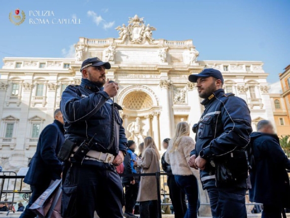 Conducente di monopattino aggredisce vigili dopo essere stato fermato per trasporto di due persone: arresto e possibili gravi conseguenze