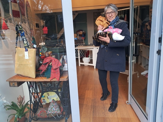 La Sartoria Sociale Taivé Introduce il Furoshiki: un'Innovativa Tecnica di Confezionamento Sostenibile ispirata all'Arte Giapponese