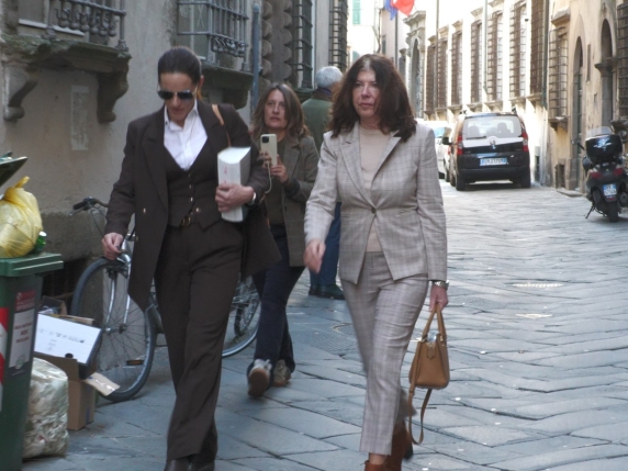 Processo a Cinzia Dal Pino: l'imprenditrice rischia l'ergastolo per l'omicidio di un borseggiatore
Approfondimento
Il caso di Cinzia Dal Pino è stato oggetto di grande attenzione mediatica a causa della sua particolarità. L'imprenditrice è stata accusata di aver ucciso un borseggiatore con il suo suv, un evento che ha sollevato molte domande sulla legittima difesa e sui limiti della violenza.
Possibili Conseguenze
La sentenza del processo potrebbe avere conseguenze significative per Cinzia Dal Pino, che rischia di essere condannata all'ergastolo. Inoltre, il caso potrebbe avere implicazioni più ampie sulla società, sollevando questioni sulla sicurezza personale e sulla responsabilità individuale.
Opinione
Il legale di Cinzia Dal Pino ha dichiarato che la sua cliente è pentita dell'evento, sottolineando la complessità del caso e la necessità di considerare tutte le circostanze.
Analisi Critica dei Fatti
È importante analizzare i fatti del caso in modo obiettivo, considerando tutte le prove e le testimonianze. La sentenza del processo sarà il risultato di una attenta valutazione delle circostanze e delle leggi applicabili.
Relazioni con altri fatti
Il caso di Cinzia Dal Pino non è isolato, ma fa parte di un più ampio contesto di discussioni sulla sicurezza personale e sulla legittima difesa. È importante considerare come questo caso si relazioni ad altri eventi simili e come possa influenzare le politiche e le leggi future.
Utilità pratica
Il caso di Cinzia Dal Pino può essere utile per sollevare la consapevolezza sulla importanza della sicurezza personale e sulla responsabilità individuale. Inoltre, può essere un esempio per discutere sulla legittima difesa e sui limiti della violenza.
Contesto storico
Il caso di Cinzia Dal Pino si inserisce in un contesto storico più ampio, in cui la sicurezza personale e la legittima difesa sono state oggetto di discussione e dibattito. È importante considerare come questo caso si relazioni al contesto storico e come possa influenzare le politiche e le leggi future.
Fonti
La fonte di questo articolo è il sito Corriere della Sera, che ha pubblicato l'articolo originale all'indirizzo https://www.corriere.it/. Per ulteriori informazioni, si può consultare il sito web del Corriere della Sera.