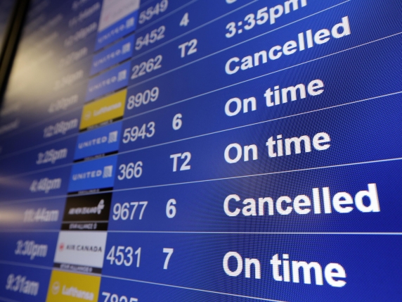 Gli Shutdown negli Stati Uniti: Impatto Economico e Politico sulla Società
Approfondimento
Gli shutdown negli Stati Uniti hanno una storia complessa e influenzano sia l'economia che la politica. È importante analizzare gli eventi passati per comprendere le possibili conseguenze di tali eventi.
Possibili Conseguenze
Le conseguenze degli shutdown possono essere significative, sia a livello economico che politico. A livello economico, possono influire sulla crescita del PIL, sull'occupazione e sulla fiducia dei consumatori. A livello politico, possono influenzare le relazioni tra i partiti e la percezione pubblica della gestione del governo.
Opinione
È difficile esprimere un'opinione univoca sugli shutdown, poiché le loro conseguenze dipendono da molti fattori, tra cui la durata, il contesto politico e le misure adottate per mitigarne gli effetti. Tuttavia, è chiaro che gli shutdown possono avere impatti significativi sulla vita quotidiana dei cittadini e sull'economia nel suo complesso.
Analisi Critica dei Fatti
Un'analisi critica degli shutdown richiede di esaminare i dati disponibili e di valutare le diverse prospettive. È importante considerare sia gli aspetti economici che quelli politici, nonché le possibili soluzioni per prevenire o mitigare gli effetti degli shutdown.
Relazioni con altri fatti
Gli shutdown negli Stati Uniti sono spesso collegati ad altri eventi politici e economici. Ad esempio, possono essere influenzati dalle elezioni, dalle decisioni di bilancio e dalle crisi economiche. È importante considerare questi fattori per comprendere appieno le conseguenze degli shutdown.
Utilità pratica
Comprendere gli shutdown e le loro conseguenze può essere utile per i cittadini, gli imprenditori e i responsabili delle politiche. Questa conoscenza può aiutare a prendere decisioni informate e a prepararsi per gli eventuali impatti economici e politici.
Contesto storico
Gli shutdown negli Stati Uniti hanno una storia che risale a diversi decenni fa. È importante considerare il contesto storico in cui si sono verificati gli shutdown per comprendere le loro cause e conseguenze.
Fonti
Il presente articolo si basa su informazioni disponibili sul sito Corriere della Sera. Per ulteriori informazioni, si consiglia di visitare il sito ufficiale e di consultare le fonti originali.