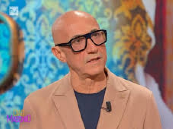 Peppe Quintale condivide la sua lotta contro il suicidio durante la pandemia di Covid-19: il pensiero di suo figlio gli ha dato la forza di andare avanti
Approfondimento
La pandemia di Covid-19 ha avuto un impatto significativo sulla salute mentale di molte persone, creando un ambiente in cui i pensieri di suicidio possono emergere. Tuttavia, è importante ricordare che ci sono sempre risorse disponibili per coloro che stanno lottando con questi pensieri, come ad esempio le linee di aiuto dedicate e i professionisti della salute mentale.
Possibili Conseguenze
I pensieri di suicidio possono avere conseguenze devastanti se non affrontati, quindi è fondamentale cercare aiuto e supporto il prima possibile. Le conseguenze possono includere danni alla salute fisica e mentale, nonché impatti negativi sulle relazioni personali e professionali.
Opinione
È importante creare un ambiente in cui le persone si sentano a loro agio nel condividere le loro esperienze e i loro sentimenti, senza timore di giudizi o stigma. La condivisione di storie come quella di Peppe Quintale può aiutare a ridurre lo stigma attorno alla salute mentale e incoraggiare gli altri a cercare aiuto.
Analisi Critica dei Fatti
La storia di Peppe Quintale sottolinea l'importanza della resilienza e del supporto familiare nel superare momenti difficili. Il fatto che il pensiero di suo figlio gli abbia dato la forza di andare avanti è un esempio di come le relazioni possano essere fondamentali per superare le sfide della vita.
Relazioni con altri fatti
La pandemia di Covid-19 ha messo in luce la necessità di un supporto più forte per la salute mentale, non solo durante la pandemia, ma anche in generale. Iniziative e campagne di sensibilizzazione possono aiutare a creare una società più consapevole e supportiva, dove le persone si sentano a loro agio nel cercare aiuto per la loro salute mentale.
Utilità pratica
Per coloro che stanno lottando con pensieri di suicidio, è fondamentale cercare aiuto il prima possibile. Le linee di aiuto dedicate e i professionisti della salute mentale possono offrire supporto e risorse per aiutare a superare questi momenti difficili. Inoltre, è importante ricordare che non si è mai soli e che ci sono sempre persone disposte ad ascoltare e ad aiutare.
Contesto storico
La pandemia di Covid-19 è stato un evento globale che ha avuto un impatto significativo sulla società, non solo in termini di salute fisica, ma anche di salute mentale. La risposta alla pandemia ha messo in luce la necessità di un approccio più olistico alla salute, che includa anche la salute mentale, e di un supporto più forte per le persone che stanno lottando con la loro salute mentale.
Fonti
Il Corriere della Sera, https://www.corriere.it/, ha pubblicato un articolo su Peppe Quintale e la sua esperienza durante la pandemia di Covid-19, sottolineando l'importanza della resilienza e del supporto familiare nel superare momenti difficili.