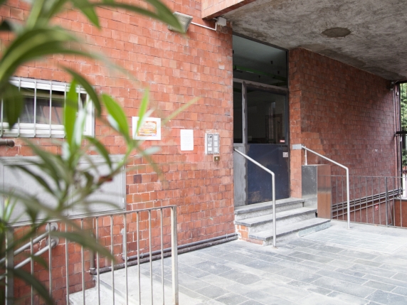 Progetto di solidarietà a Milano: Lella Costa e Iachetti portano gioia ai pazienti in trasferta con le favole della buonanotte