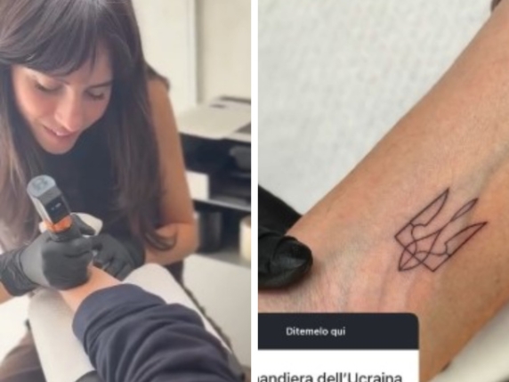 Il Ministro Italiano Calenda Mostra Solidarietà all'Ucraina con un Tatuaggio Simbolico