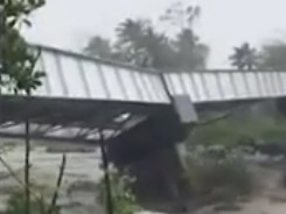 Tifone devastante nelle Filippine: ponte ferroviario a rischio di crollo a causa del maltempo