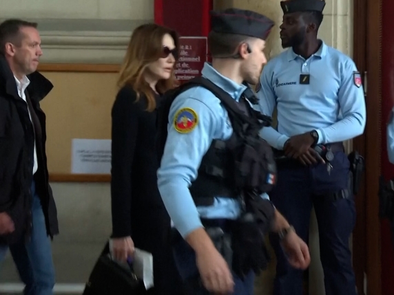 Sarkozy, a Parigi l'udienza per la libertà vigilata: l'arrivo di Carla Bruni 