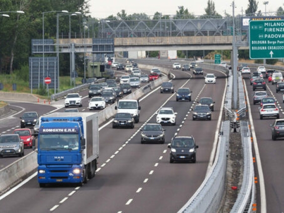 Europe deploys AI, pollution warnings