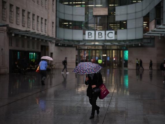 Caso Bbc, quando le tv diventano il Bancomat del tycoon. Ma di chi è la colpa?