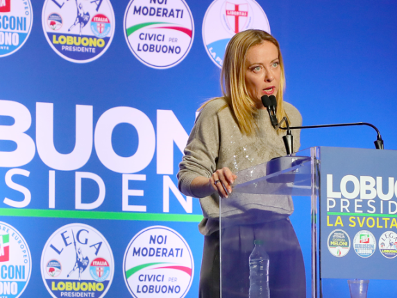 La posizione del governo italiano sulla manovra economica e sull'immigrazione: dichiarazioni chiave della premier Meloni e di Salvini