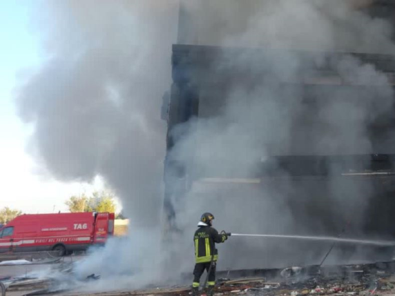 Roma, a fuoco un palazzo occupato: nube visibile da chilometri. Ferito un uomo: si è lanciato dal 2° piano per sfuggire alle fiamme