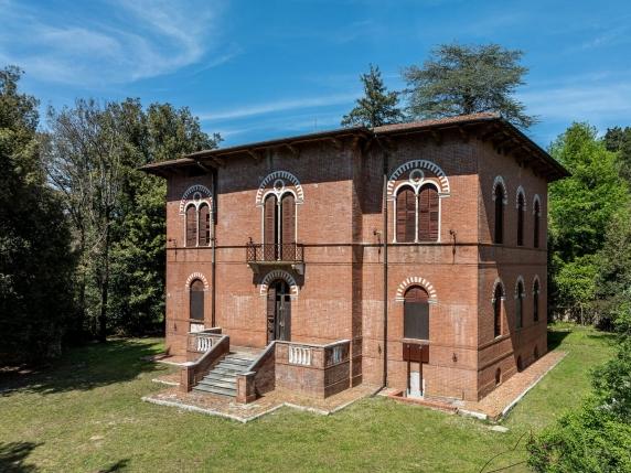 La storica Villa Puccini a Chiatri in vendita: un pezzo di storia italiana a rischio