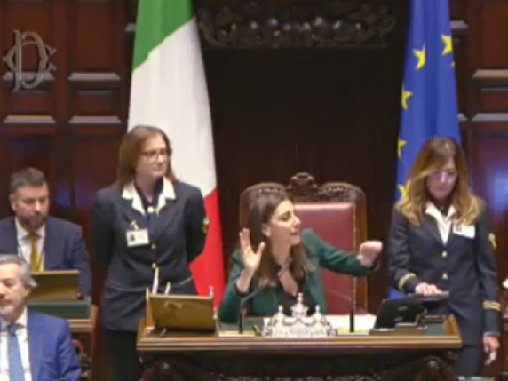 Disordine in Aula dopo le Parole del Ministro Valditara sui Femminicidi: Una Situazione di Grande Tensione