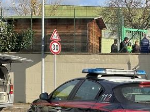 Arezzo, tragedia all'asilo: bimbo di 2 anni resta impigliato a un ramo e muore strozzato Arezzo, tragedia all'asilo: bimbo di 2 anni resta impigliato a un ramo e muore strozzato