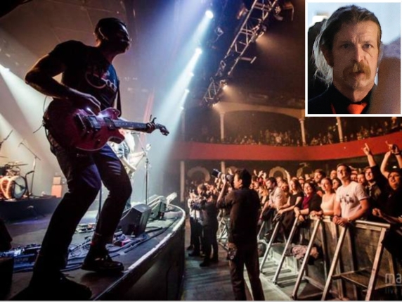Ricordo del Bataclan: il cantante degli Eagles of Death Metal racconta la sua esperienza traumatica dieci anni dopo l'attentato