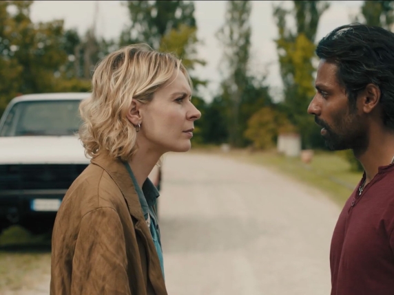 Estranei e la terza stagione di Un Professore: serie da guardare questa settimana