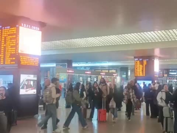 Ritardi ai treni a Roma Termini: disagi per i viaggiatori e necessità di soluzioni efficaci
