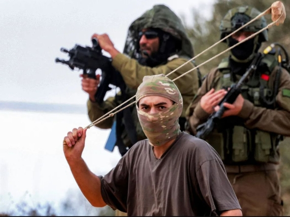 Fotografo che ha documentato la Cisgiordania per 30 anni aggredito da coloni