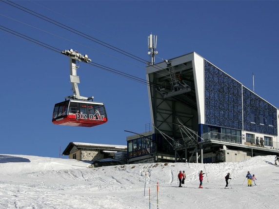 Scioglimento del permafrost nelle Alpi: St. Moritz raffredda il terreno per salvare la funivia storica