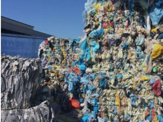 Crisi del riciclo della plastica: il materiale riciclato costa più di quello cinese, minacciando la raccolta differenziata