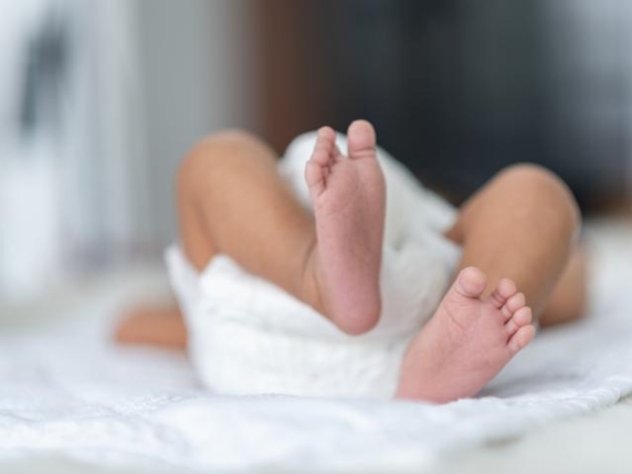 Filippo è il primo bambino nato in città nel 2026, arrivato a mezzanotte e un minuto