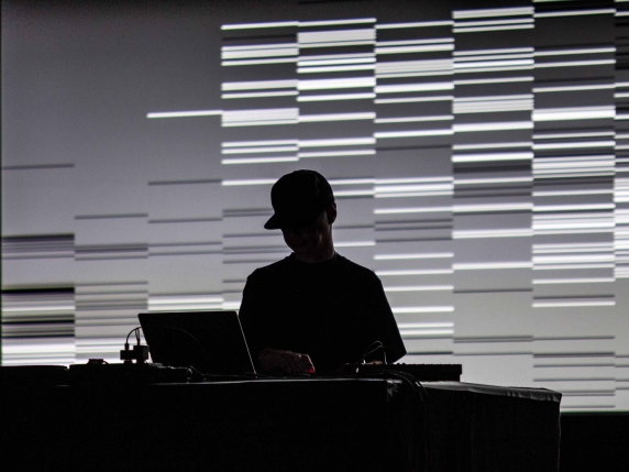 Ryoji Ikeda suona musica elettronica alla chiusura del Romaeuropa Festival