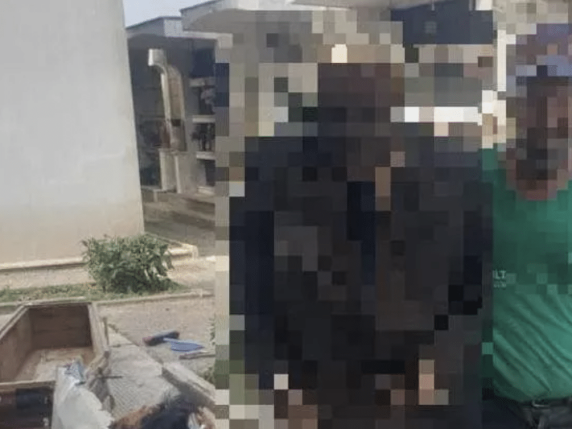 Operaio di Uggiano La Chiesa processato per vilipendio dopo selfie con un cadavere in cimitero