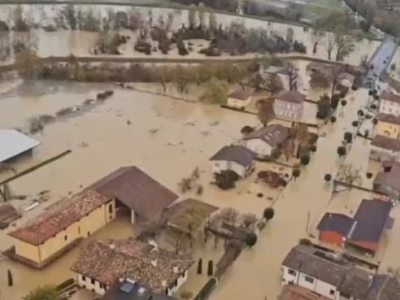 Video dall'elicottero mostra persone sui tetti di una città