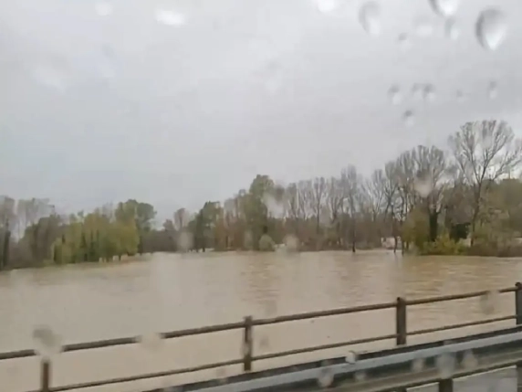 Crollo di una torre a Versa provoca alluvione locale, trasmesso in diretta video