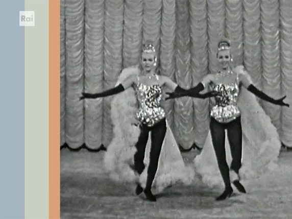 Persone che cantano e ballano al ritmo del celebre “Da‑da‑un‑pa”