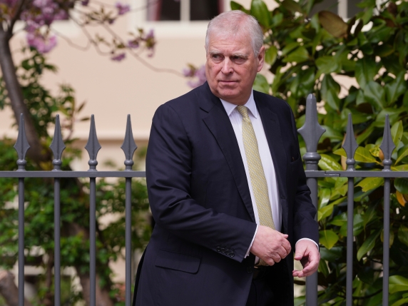 Andrea cavalca nel parco di Windsor: prima uscita pubblica dopo la rimozione dei titoli di autorità da parte del re Carlo III