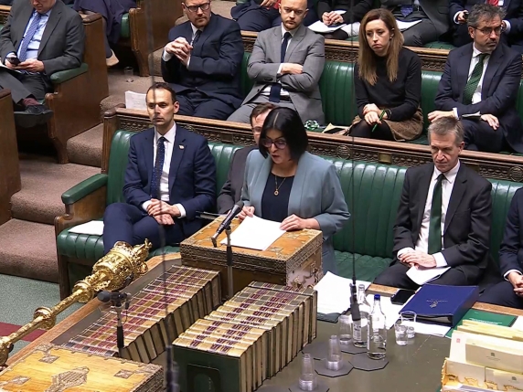 Laburisti britannici intensificano la lotta all'immigrazione illegale sotto l'influenza di Nigel Farage