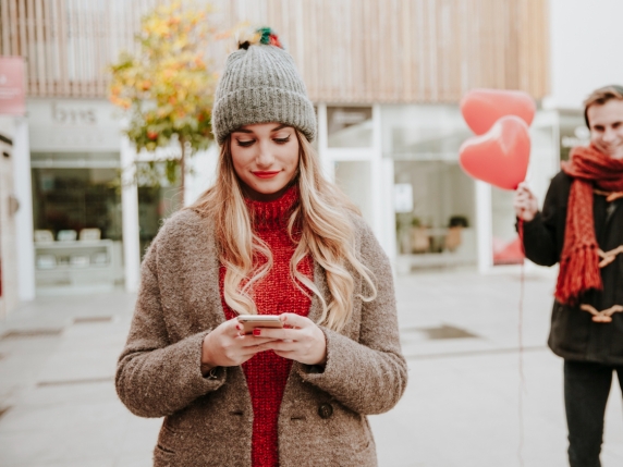 Intelligenza artificiale nelle app di dating: come cambia l’esperienza da Tinder a Grindr