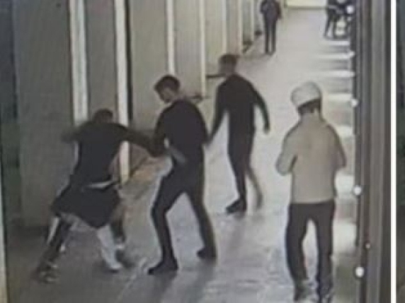 «Speriamo che muoia, così non parla»; «Bro', faccio un video per i social»: le frasi choc della banda degli accoltellatori dello studente