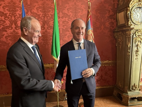 Zaia sostiene la firma per l'autonomia con Calderoli, ricordando il passato deserto