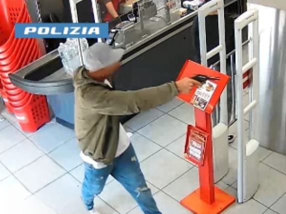 Cristian De Bonis arrestato per tre rapine in negozi