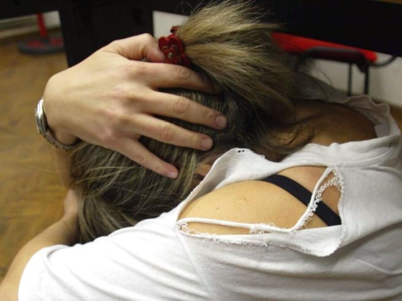 Ragazza di 23 anni denunciata per aggressione in bagno di bar: amica interviene, polizia cerca l'aggressore