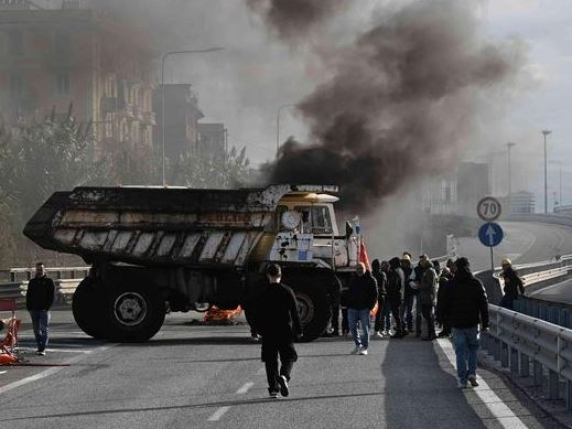 Ex Ilva, occupato lo stabilimento di Genova: i lavoratori in sciopero. Salis: il governo ha fallito Ex Ilva, occupato lo stabilimento di Genova: i lavoratori in sciopero. Salis: il governo ha fallito