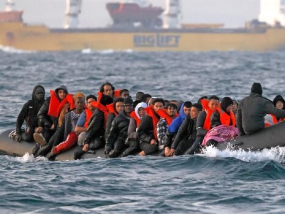 Reti tese a catturare gommoni dei migranti nella Manica tra America e Cina