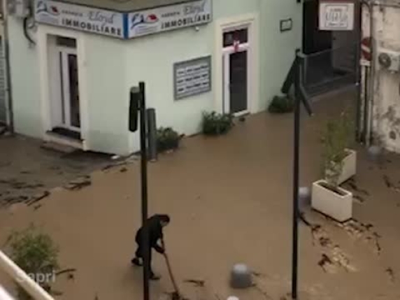 Allagamenti a Sapri e Salerno per uso di bomba d’acqua in Campania