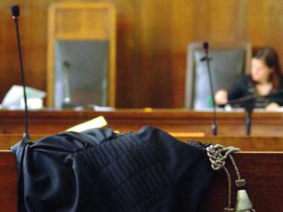 Donna lascia marito per ex‑amico incontrato su Facebook: l’uomo chiede 12.000 euro per auto e ora è in processo