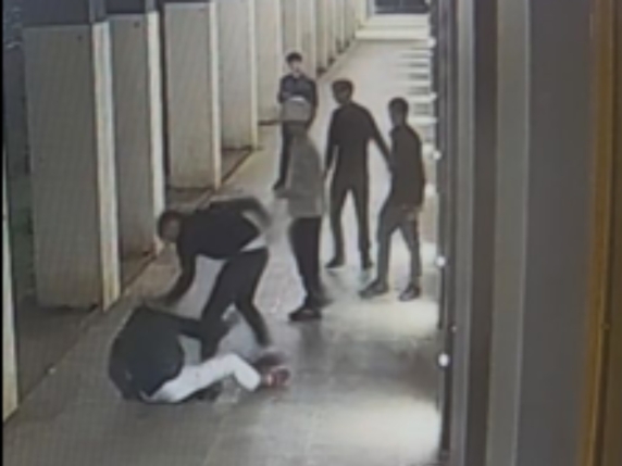 Reazioni dei genitori di due 18enne coinvolti in un attacco con coltello