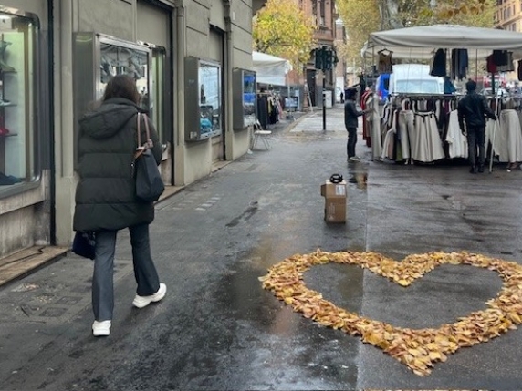 Installazione di foglie a Trastevere: artista in cerca di lavoro