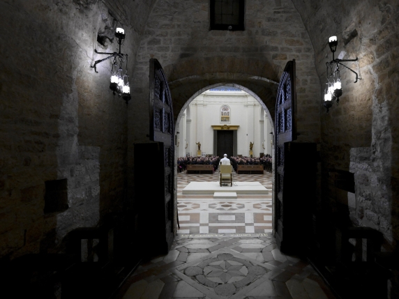 Papa Leo XIV incontra i vescovi italiani dopo la preghiera a San Francesco: la Chiesa deve vivere tra la gente e prevenire gli abusi