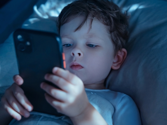 Psicoterapeuta denuncia esposizione di bambine a pornografia in scuola elementare